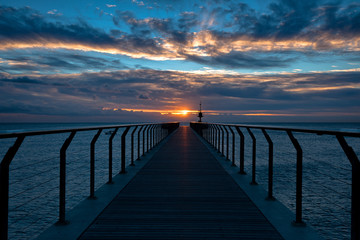 Obraz premium Sunrise at the end of bridge