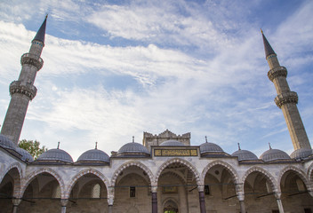 Fototapeta na wymiar entrance of the blue mosquee in istanbul.