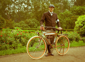 Obraz premium Man posing with retro bicycle in the park