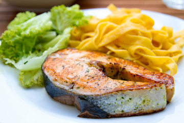 Lachs mit Pasta und Salat