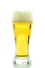 szklanka zimnego piwa na białym tle