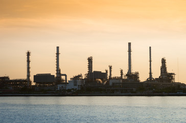 Obraz na płótnie Canvas Rafineria ropy naftowej na zmierzchu