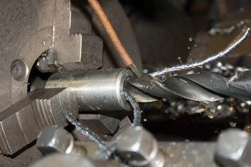 Сверловка отверстия на токарном станке