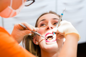 Patientin bei professioneller Zahnreinigung 