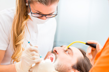 Patient bei professioneller Zahnreinigung 