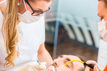 Patient bei professioneller Zahnreinigung 