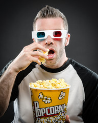 Obraz premium Eating popcorn wearing 3d glasses