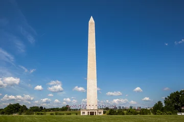 Crédence de cuisine en verre imprimé Lieux américains Side view of the Washington monument and the ring of American fl