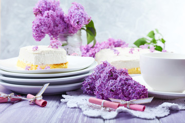 Obraz na płótnie Canvas Delicious dessert with lilac flowers