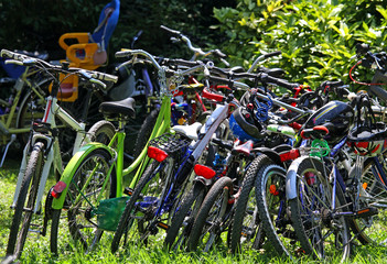 Fototapeta na wymiar rowery zaparkowane na trawniku podczas zatrzymania na wsi