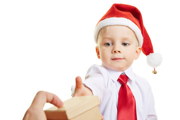 Kind bekommt Geschenk an Weihnachten