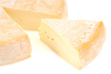 Part de reblochon coupée