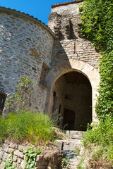 entrée  village féodal ardèche