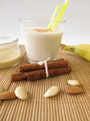Milchshake mit Banane und Mandelmus