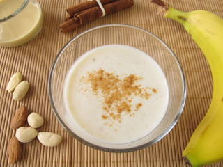 Milchshake mit Banane und Mandelmus