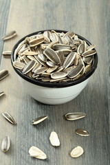 semi di girasole sfondo grigio