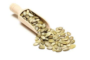 semi di zucca sgusciati sfondo bianco