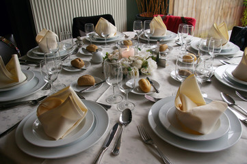 Table ronde joliment dressée.