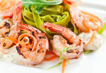 Noodles with grilled shrimps