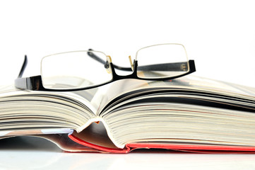 Offenes Buch mit schwarzer Nerd Brille