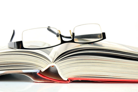 Offenes Buch mit schwarzer Nerd Brille