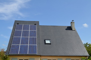 Toiture en ardoise avec panneaux solaires
