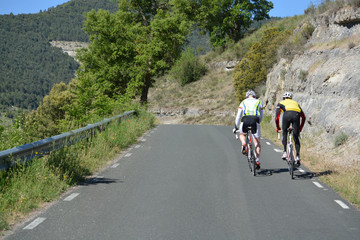 Obraz premium dos ciclistas subiendo un puerto de montaña