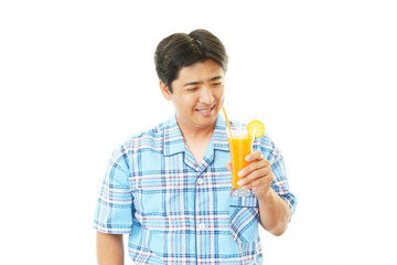 Fototapeta premium ジュースを楽しむ男性