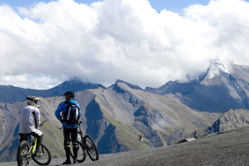 Fototapeta premium Mountainbiker in den Alpen