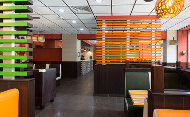 Интерьер зала пиццерии после капитального ремонта