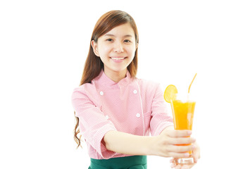 ジュースを運ぶ笑顔のウェイトレス