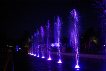 Obraz premium The illuminated fountain at night
