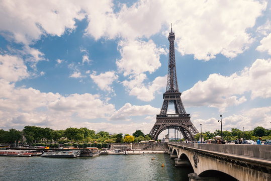 Eiffel Tower and Senna river.