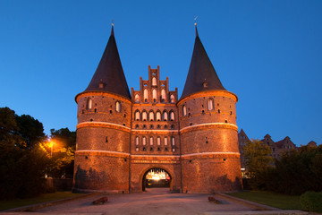 Fototapeta na wymiar Lübeck Brama Holsten w nocy
