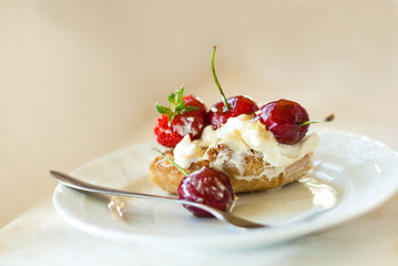 Torta di ciliegie e fragole, dessert dolce, cucina italiana