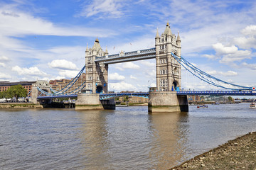 Fototapeta na wymiar Tower Bridge in London on a beautiful sunny day