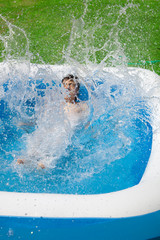 Kinder spielen im garten pool