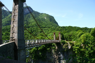 le pont de l'Abîme en Haute-Savoie au-dessus de la rivière Chéran