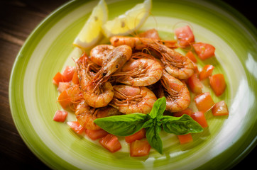 Gamberetti con pomodoro e basilico