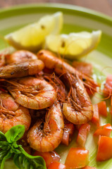 Gamberetti con pomodoro e basilico