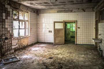 Fototapeta na wymiar abandoned old building
