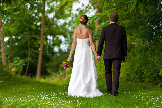 Hochzeitspaar im Wald