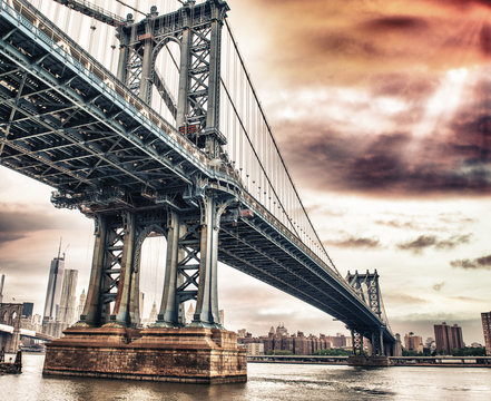Fototapeta Fototapeta Ciemne kolory nieba nad Mostem Brooklińskim i Nowym Jorkiem duża