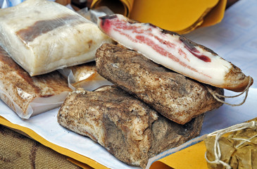 Salumi toscani al mercato di Volterra