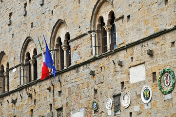 Fototapeta na wymiar Volterra, Piazza dei Priori budynki