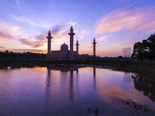 Fototapeta na wymiar Silhouette of the Tengku Ampuan Jemaah Mosque, Bukit Jelutong, M