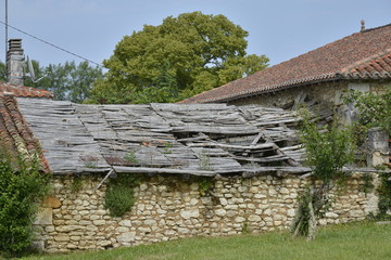 Toit en ruine au bourg de Champagne © Photocolorsteph