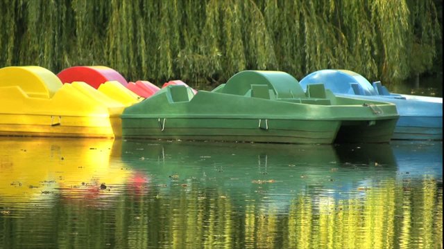 Tretboote auf einem Teich