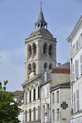 Fototapeta na wymiar Clocher de l'église St-Léger à Cognac