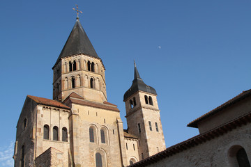 Fototapeta na wymiar La tour restante de l'Abbaye Cluny III